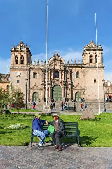 Cusco Cathedral Drucke: Two men talking on a bench in front of the Cusco Cathedral