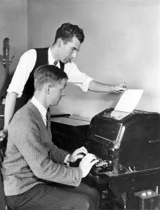 Vintage Typewriter Drucke: Two men working on a typewriter