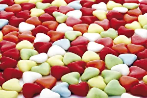 Easter Food Photography Drucke: Meringue heart-shaped easter eggs, full frame