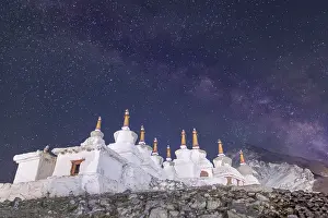 Traditional Indian Architecture Drucke: Under a mesmerizing starry sky in Diskit