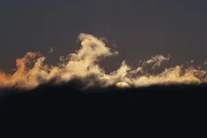 Mountainous Panoramic View Drucke: A mesmerizing sunset with dramatic cloud formations and a serene sky
