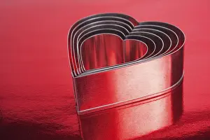 Romantic Image Drucke: Some of the metal hearts shaped over red background