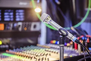 Studio Recording Setup Drucke: Metal microphone in the studio