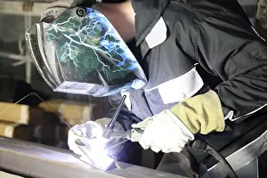 Construction Site Worker Drucke: Metal worker during welding work