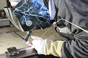 Construction Equipment Use Drucke: Metal worker during welding work