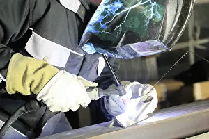 Flame Protection Gear Drucke: Metal worker during welding work