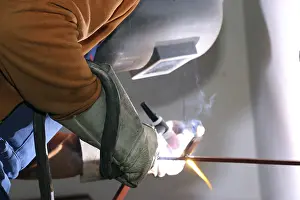 Flame Protection Gear Drucke: Metal worker during welding work