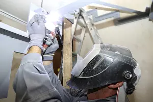 Metal Worker Welding Drucke: Metal worker during welding work