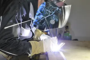 Metal Worker Welding Drucke: Metal worker during welding work