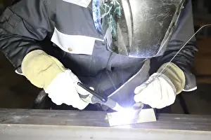 Metal Worker Welding Drucke: Metal worker during welding work