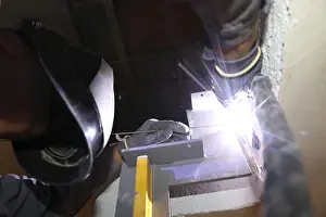 Metal Worker Welding Drucke: Metal worker during welding work