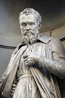 Drucke von Michelangelo Buonarroti, Statue in den Nischen der Uffizien-Colonnade. In der ersten Hälfte des 19. Jahrhunderts waren sie von 28 Statuen berühmter Menschen in Florenz, Italien besetzt Michelangelo Buonarroti Drucke: Michelangelo Buonarroti, Statue in den Nischen der Uffizien-Colonnade.