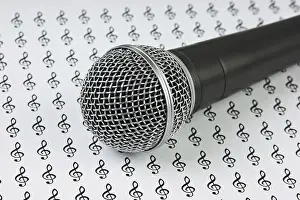 Radio Station Equipment Drucke: Microphone on the background of the treble clef
