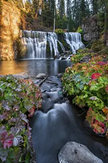 Drucke von Mittelwasserfall, Fall-Wasserfall, Fluss McCloud, County Siskiyou, Kalifornien, USA Siskiyou Drucke: Mittlerer Wasserfall, Fall-Wasserfall, McCloud-Fluss