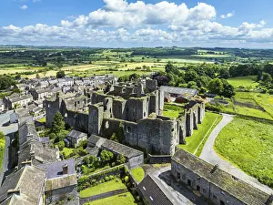 Northern Europe Fortifications Drucke: Middleham Castle from a drone, Middleham