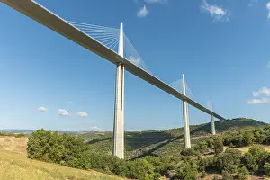 Drucke von Millau Viadukt Brücke, die höchste Brücke der Welt. Département Aveyron. Frankreich Viadukt Von Millau, Frankreich Drucke: Millau Viadukt-Brücke, die höchste Brücke der Welt.
