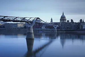 International Landmark Photography Drucke: Millenium Bridge, River Thames and St Paul's Cathedral