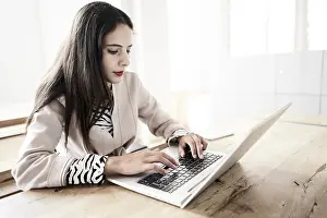 Digital Communication Drucke: Mindful internet usage with wireless laptop comuter or macbook