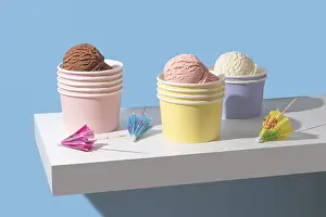Sweet Treats Image Drucke: A minimalist presentation of chocolate