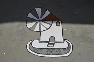 Drucke von Minimalistische Wandmalerei eines Windmühlen in Schwarz und Weiß, Hauptstadt von Kimolos, Kimolos, Insel Kimolos, benachbarte Insel Milos, Kykladen, Griechische Inseln, Griechenland Minimalistische Kunstwerke Drucke: Minimalistische Wandmalerei eines Windmühlen in Schwarz und Weiß.