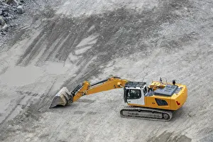 Construction Machinery Images Drucke: Mining in the granite quarry. Working mining machine