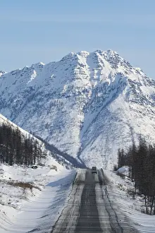 Deserted Russian Roads Drucke: Minivan driving on the Road of Bones