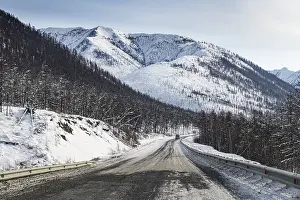 Deserted Russian Roads Drucke: Minivan driving on the Road of Bones