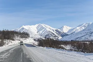 Deserted Russian Roads Drucke: Minivan driving on the Road of Bones