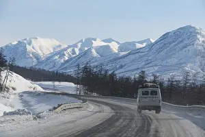 Deserted Russian Roads Drucke: Minivan driving on the Road of Bones
