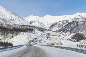 Uninhabited Mountain Ranges Drucke: Minivan driving on the Road of Bones