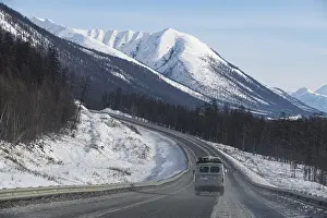 Deserted Russian Roads Drucke: Minivan driving on the Road of Bones