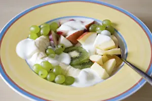 Healthy Eating Plate Drucke: Mixed fruit with yoghurt