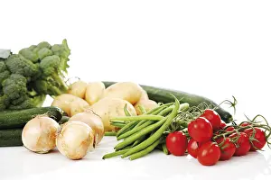Studio Shot Of Vegetables Drucke: Mixed vegetables, broccoli, potatoes