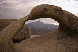 Alabama Hills Landscape Drucke: Mobius Arch and in the back Mount Whitney at sunset