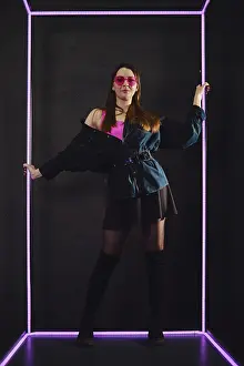 Young Woman Confidence Drucke: The model confidently stands in a sleek