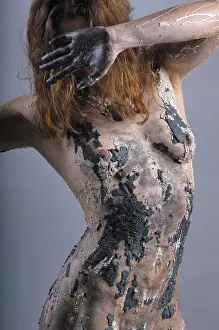 Young Woman Pose Drucke: Model covered in coloured plaster