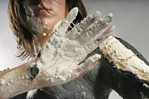 Artistic Nude Photography Drucke: Model covered in coloured plaster