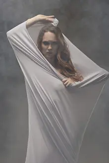 Elegant Model Pose Drucke: A model elegantly poses with flowing fabric