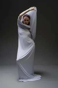 Bildhauerei Drucke: Eine Modelle drapiert sich elegant in fließender Gewebe.