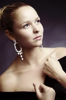 Dark Studio Portrait Drucke: Model looking straight