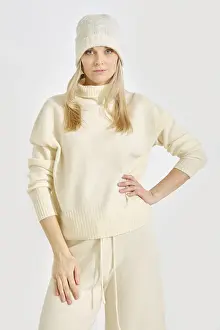Self Confident Woman Model Drucke: Model poses confidently in a warm