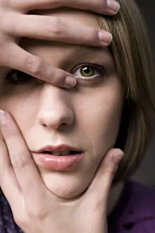 Caucasian Female Model Portrait Drucke: Model posing her hands around her face