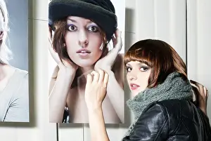 Gerahmter Druck : Modell posiert vor einem Schaufenster mit ihrem Bild. Gerahmter Druck : Modell posiert vor einem Schaufenster mit ihrem Bild.