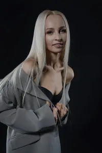 Artistic Studio Shot Drucke: The model showcases a bold pose