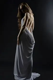 Fashionable Female Figure Drucke: Model showcases elegance in a minimalist setting