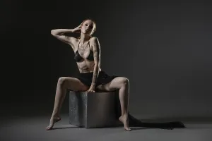 Elegant Pose Drucke: The model showcases an elegant pose on a cube