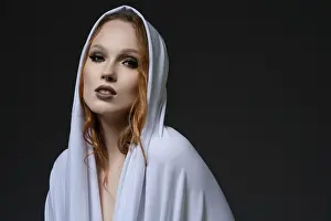 Embellished Headgear Drucke: The model showcases a striking expression