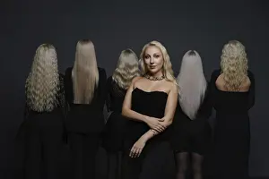 Dark Glamour Drucke: A model stands confidently in the front