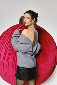 Studio Lighting Beauty Shot Drucke: A model stands against a large red circular backdrop