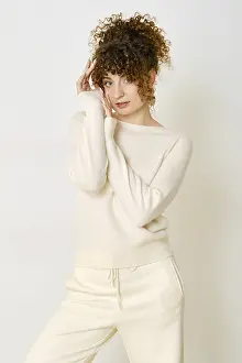 Curly Haired Beauty Drucke: A model stands with a playful expression